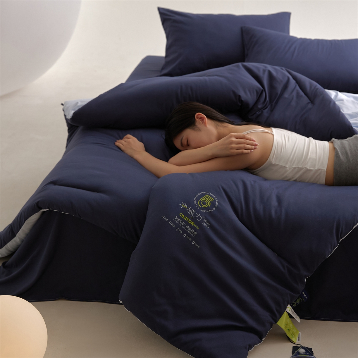 91家纺网 家纺一手货源 找家纺 头等舱 2025新款深睡 零压 软糯 净植力抗菌 防螨 防霉 低致敏 秋冬被（模特图） 深睡蓝