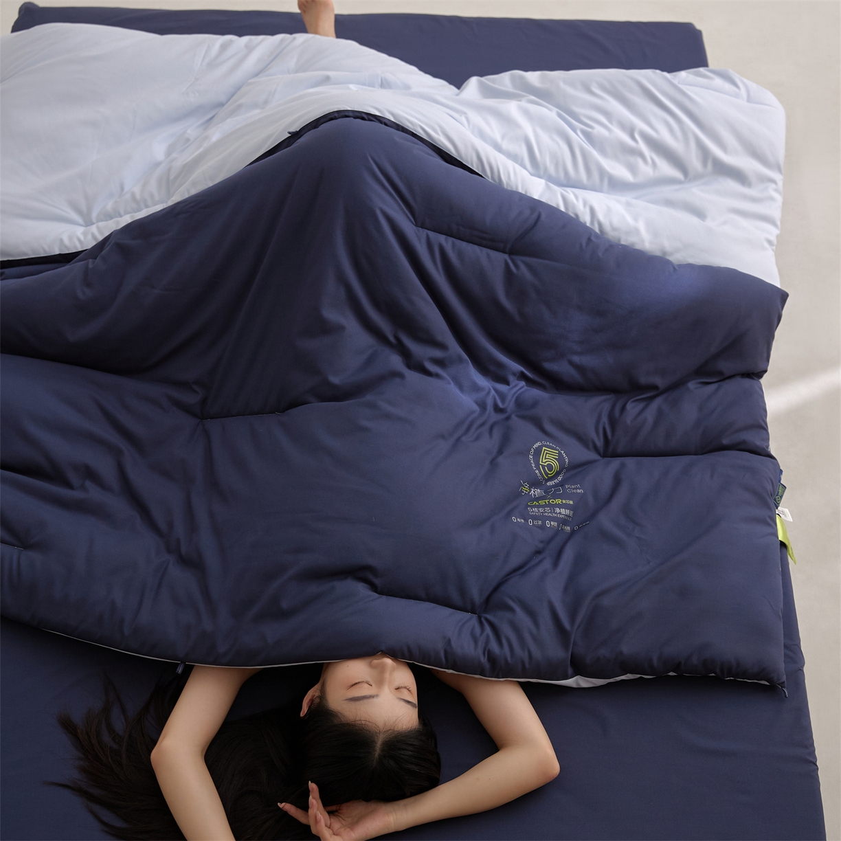 91家纺网 家纺一手货源 找家纺 头等舱 2025新款深睡 零压 软糯 净植力抗菌 防螨 防霉 低致敏 秋冬被（模特图） 深睡蓝