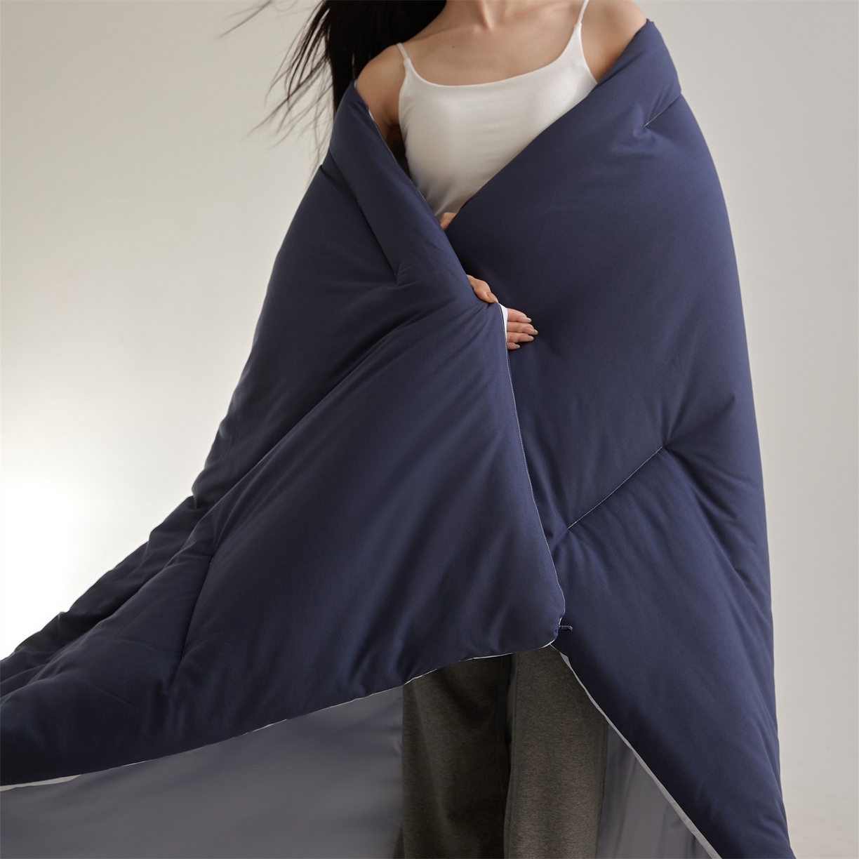 91家纺网 家纺一手货源 找家纺 头等舱 2025新款深睡 零压 软糯 净植力抗菌 防螨 防霉 低致敏 秋冬被（模特图） 深睡蓝