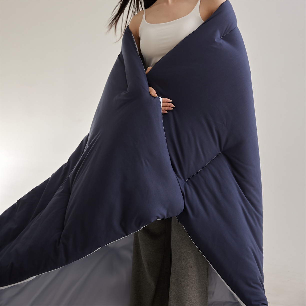 91家纺网 家纺一手货源 找家纺 头等舱 2025新款深睡 零压 软糯 净植力抗菌 防螨 防霉 低致敏 秋冬被（模特图） 深睡蓝