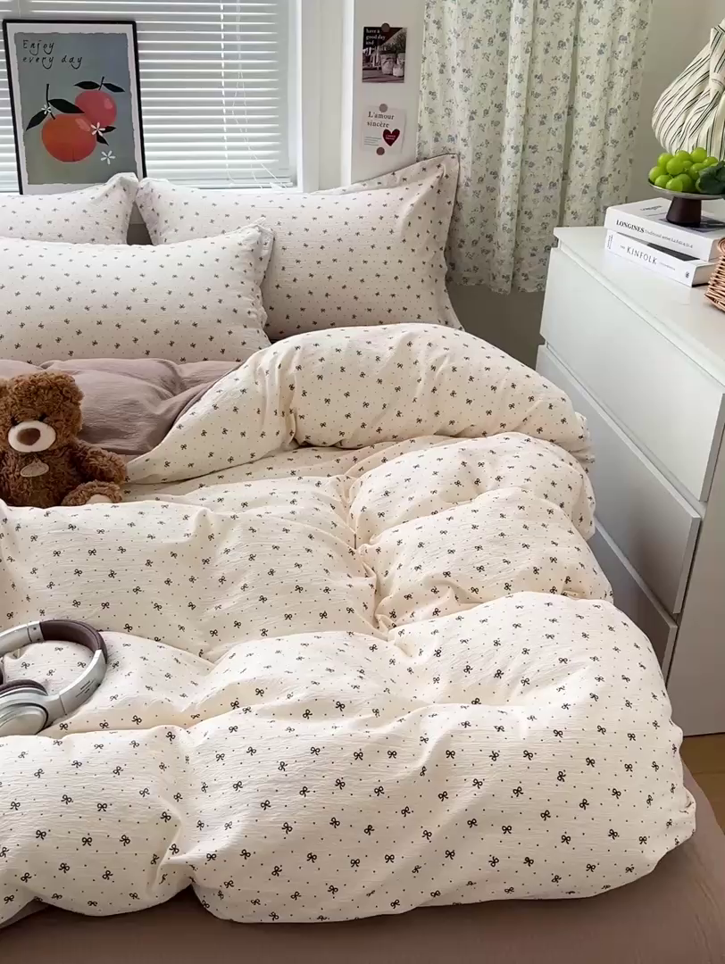 91家纺网 家纺一手货源 找家纺 一比一 2025新款古法水洗棉小布袋高克重云柔棉四件套 蝴蝶结点点- 咖