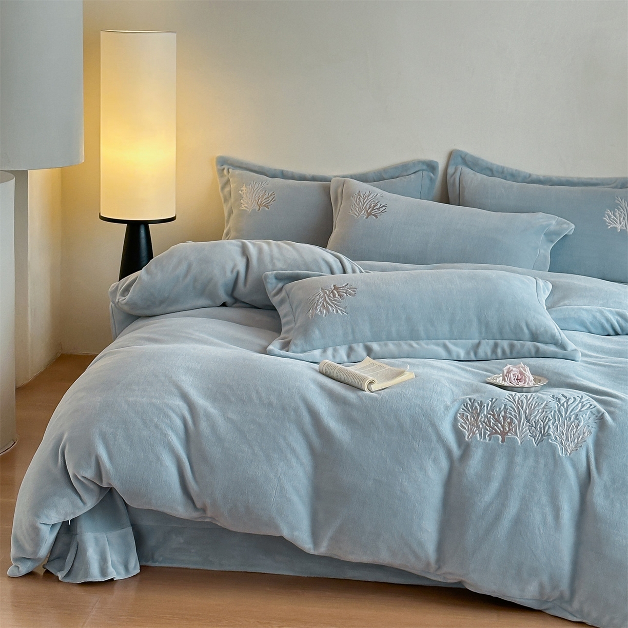 91家纺网 家纺一手货源 找家纺 （总）泽西家纺+V17798841158发大图 2025新品秋冬加厚保暖225克刺绣牛奶绒四件套-珊瑚