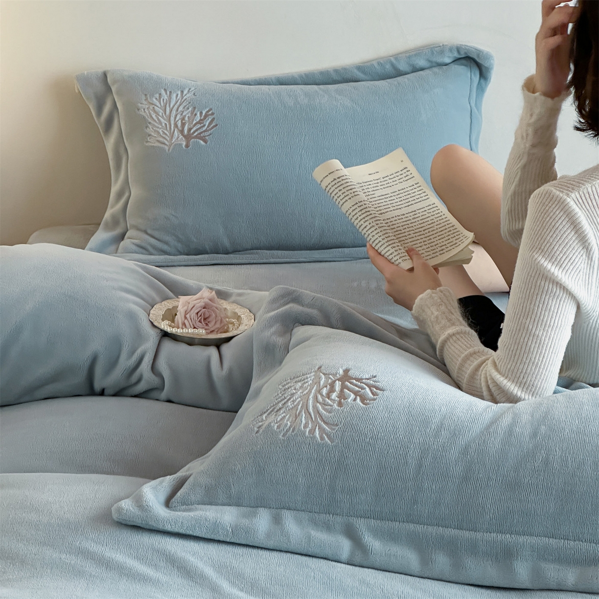 91家纺网 家纺一手货源 找家纺 （总）泽西家纺+V17798841158发大图 2025新品秋冬加厚保暖225克刺绣牛奶绒四件套-珊瑚