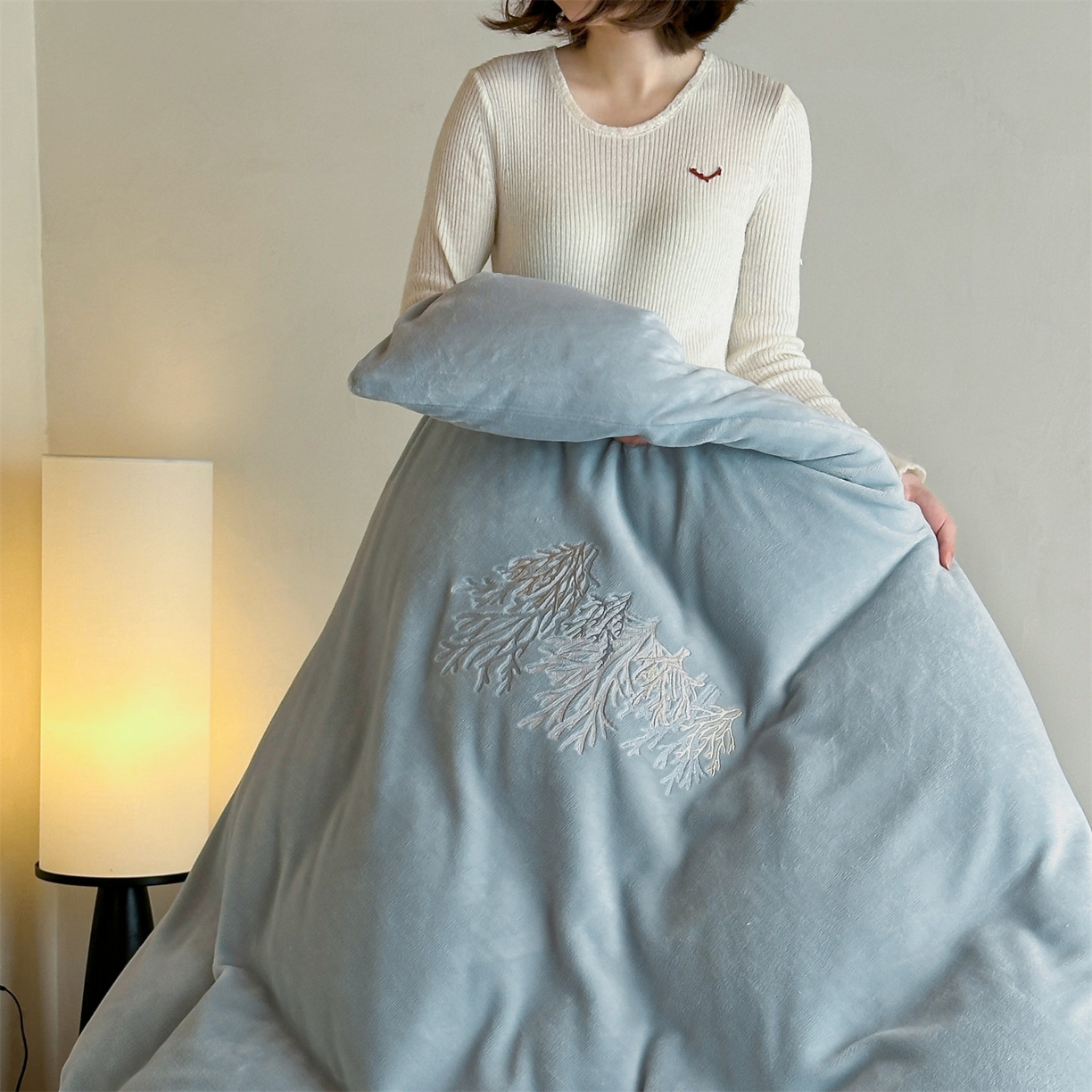 91家纺网 家纺一手货源 找家纺 （总）泽西家纺+V17798841158发大图 2025新品秋冬加厚保暖225克刺绣牛奶绒四件套-珊瑚