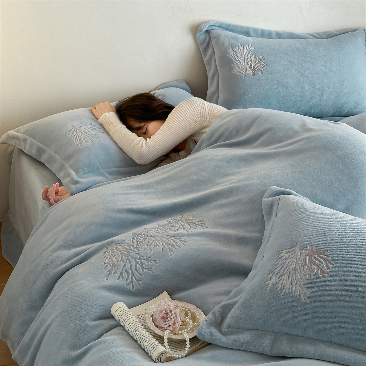 91家纺网 家纺一手货源 找家纺 （总）泽西家纺+V17798841158发大图 2025新品秋冬加厚保暖225克刺绣牛奶绒四件套-珊瑚