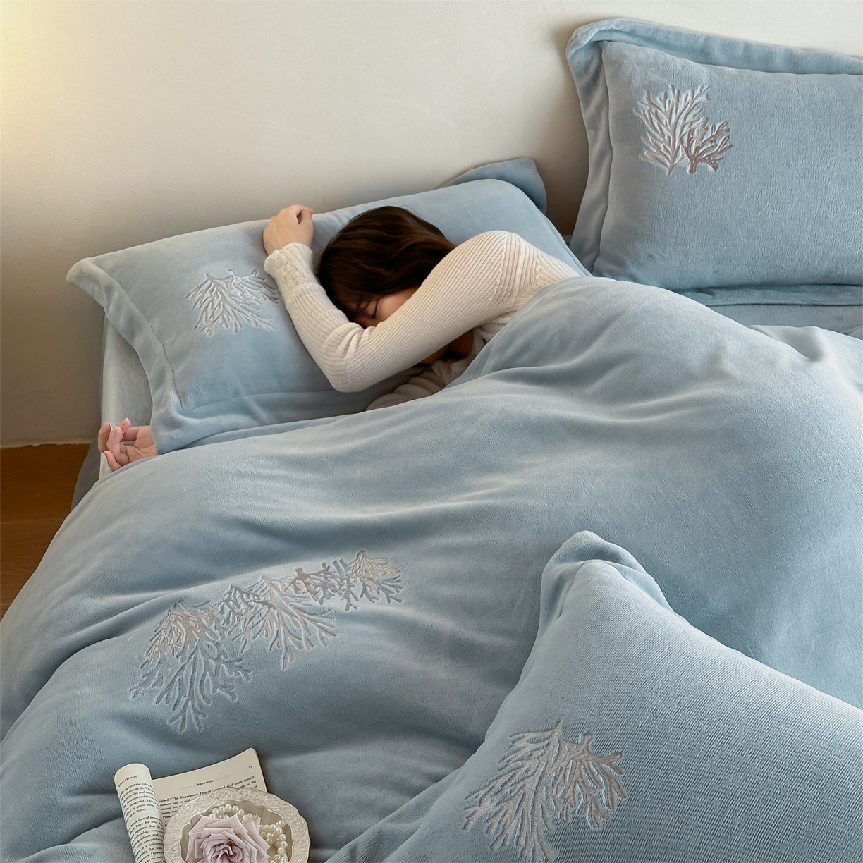 91家纺网 家纺一手货源 找家纺 （总）泽西家纺+V17798841158发大图 2025新品秋冬加厚保暖225克刺绣牛奶绒四件套-珊瑚