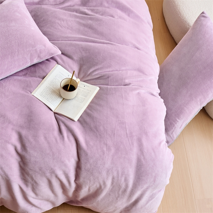 91家纺网 家纺一手货源 找家纺 乐居家纺 2025新款200克重纯色单面绒牛奶绒四件套 罗兰紫+绅士灰