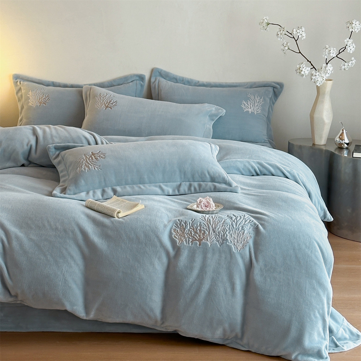 91家纺网 家纺一手货源 找家纺 （总）泽西家纺+V17798841158发大图 2025新品秋冬加厚保暖225克刺绣牛奶绒四件套-珊瑚