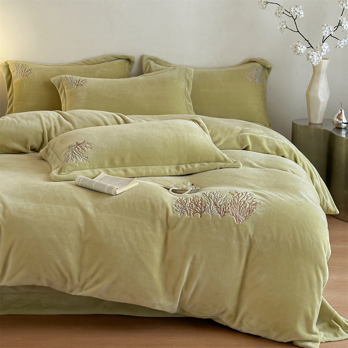 91家纺网 家纺一手货源 找家纺 （总）泽西家纺+V17798841158发大图 2025新品秋冬加厚保暖225克刺绣牛奶绒四件套-珊瑚