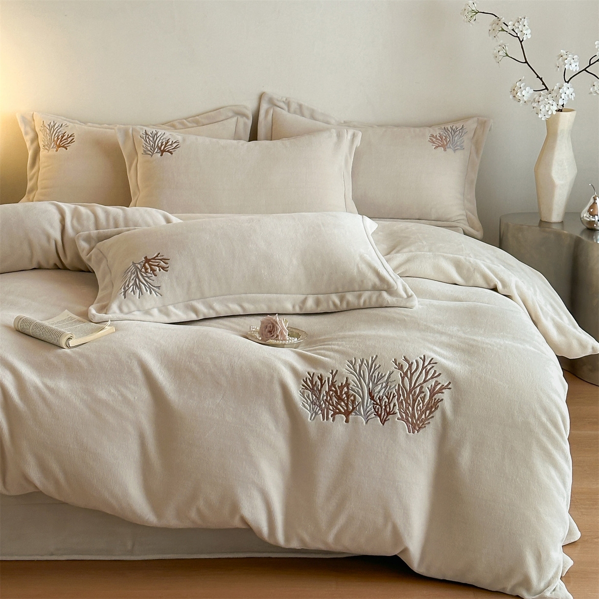 91家纺网 家纺一手货源 找家纺 （总）泽西家纺+V17798841158发大图 2025新品秋冬加厚保暖225克刺绣牛奶绒四件套-珊瑚