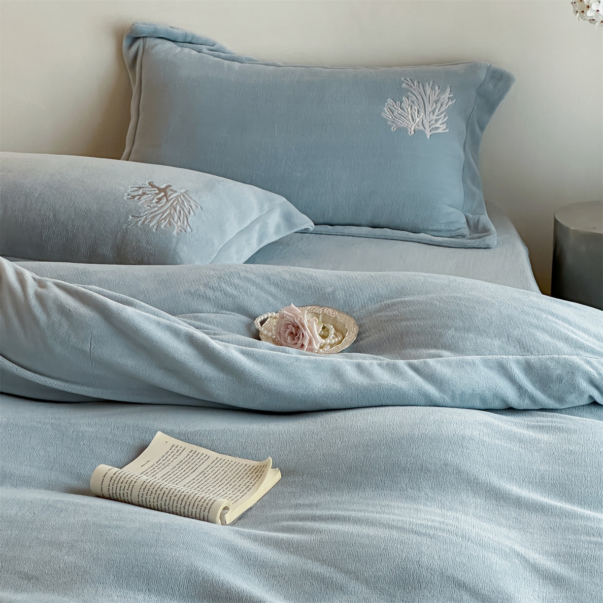 91家纺网 家纺一手货源 找家纺 泽西家纺+V17798841158发大图 2025新品秋冬加厚保暖225克刺绣牛奶绒四件套-珊瑚 珊瑚-宝石蓝