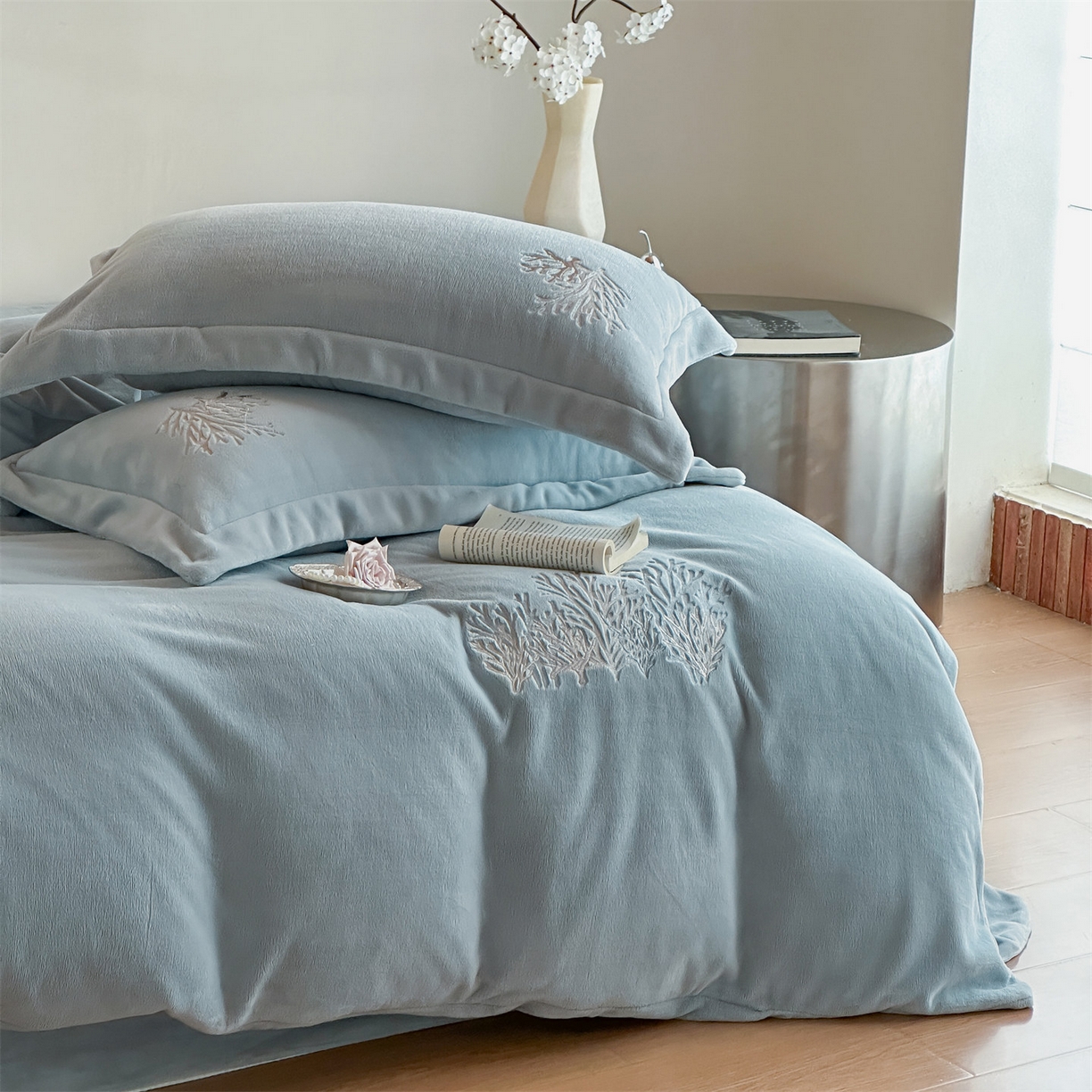 91家纺网 家纺一手货源 找家纺 泽西家纺+V17798841158发大图 2025新品秋冬加厚保暖225克刺绣牛奶绒四件套-珊瑚 珊瑚-宝石蓝