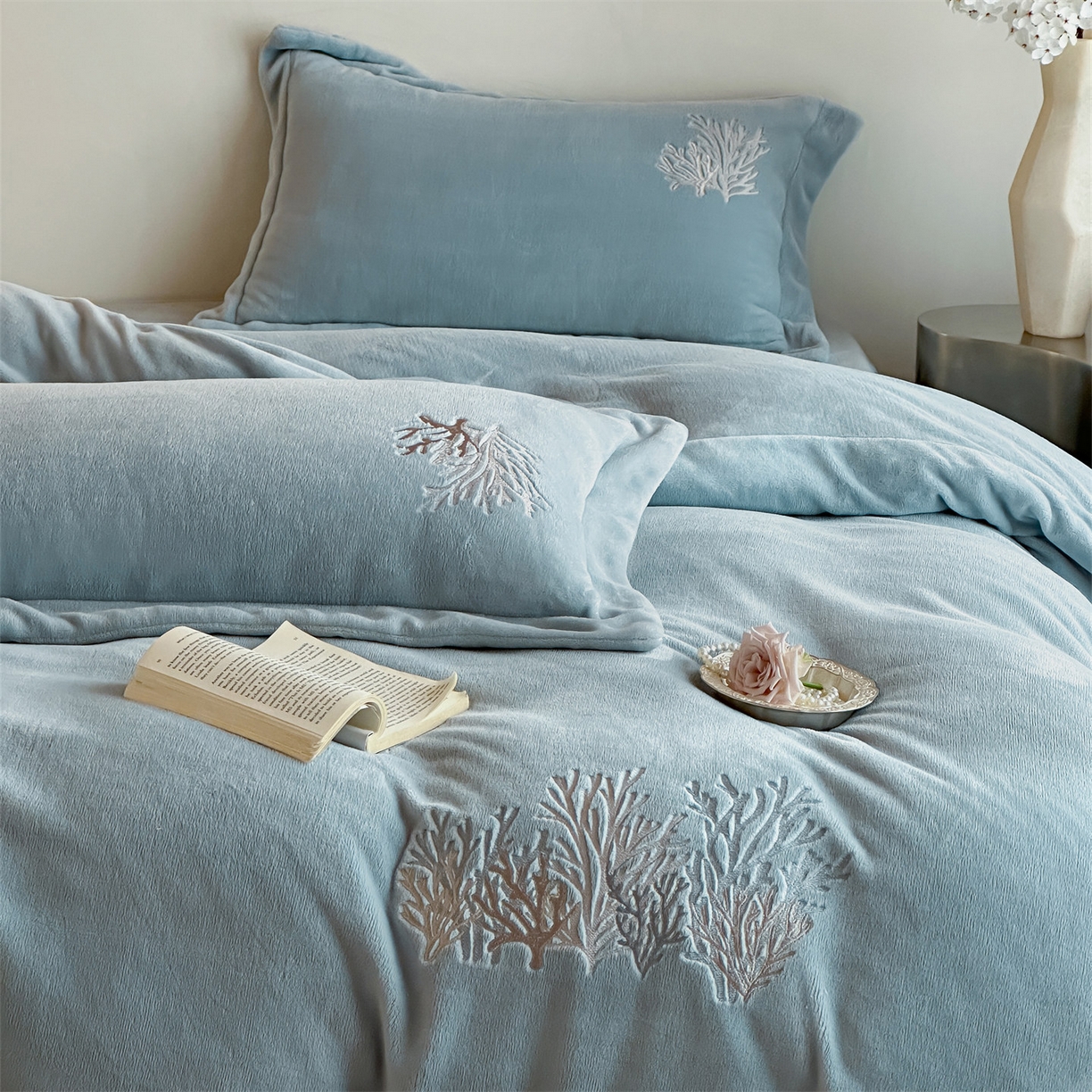 91家纺网 家纺一手货源 找家纺 泽西家纺+V17798841158发大图 2025新品秋冬加厚保暖225克刺绣牛奶绒四件套-珊瑚 珊瑚-宝石蓝
