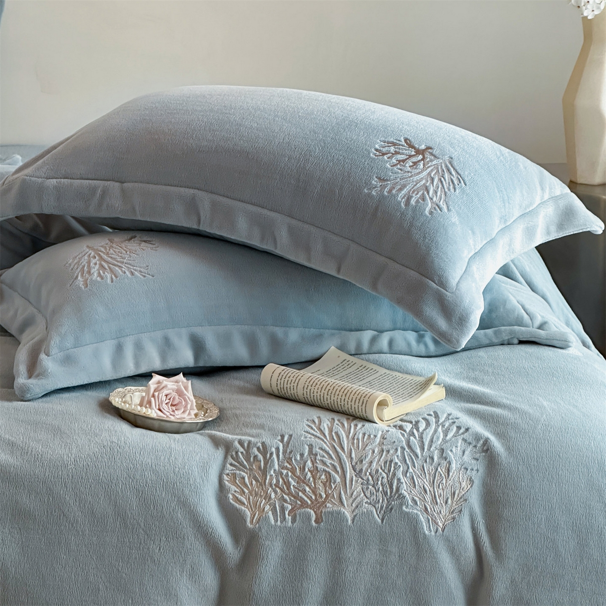 91家纺网 家纺一手货源 找家纺 泽西家纺+V17798841158发大图 2025新品秋冬加厚保暖225克刺绣牛奶绒四件套-珊瑚 珊瑚-宝石蓝