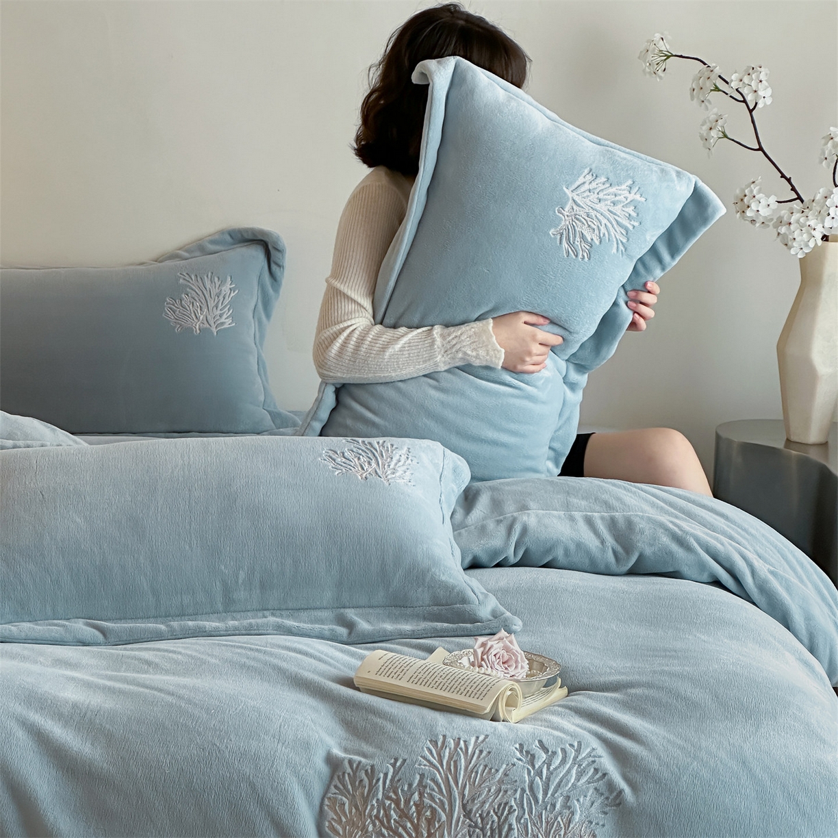 91家纺网 家纺一手货源 找家纺 泽西家纺+V17798841158发大图 2025新品秋冬加厚保暖225克刺绣牛奶绒四件套-珊瑚 珊瑚-宝石蓝