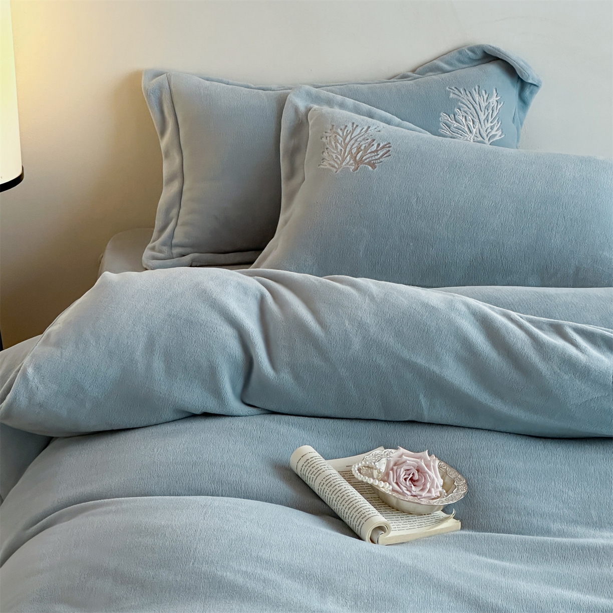 91家纺网 家纺一手货源 找家纺 泽西家纺+V17798841158发大图 2025新品秋冬加厚保暖225克刺绣牛奶绒四件套-珊瑚 珊瑚-宝石蓝