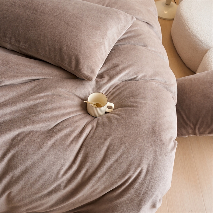 91家纺网 家纺一手货源 找家纺 乐居家纺 2025新款200克重纯色单面绒牛奶绒四件套 摩卡棕