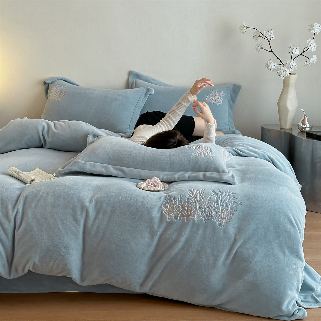 91家纺网 家纺一手货源 找家纺 泽西家纺+V17798841158发大图 2025新品秋冬加厚保暖225克刺绣牛奶绒四件套-珊瑚 珊瑚-宝石蓝
