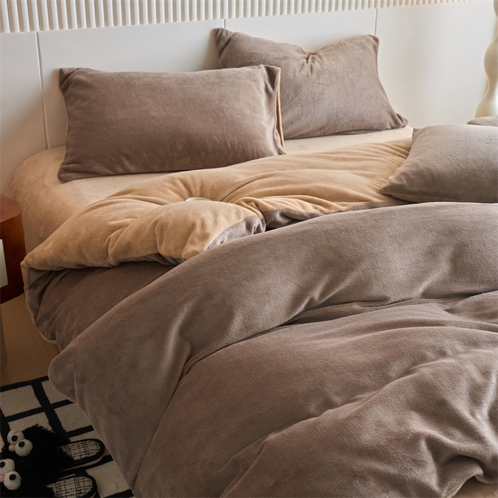 91家纺网 家纺一手货源 找家纺 乐居家纺 2025新款200克重纯色单面绒牛奶绒四件套 摩卡棕+奶油驼