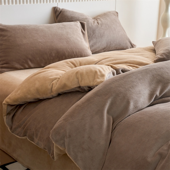 91家纺网 家纺一手货源 找家纺 乐居家纺 2025新款200克重纯色单面绒牛奶绒四件套 摩卡棕+奶油驼