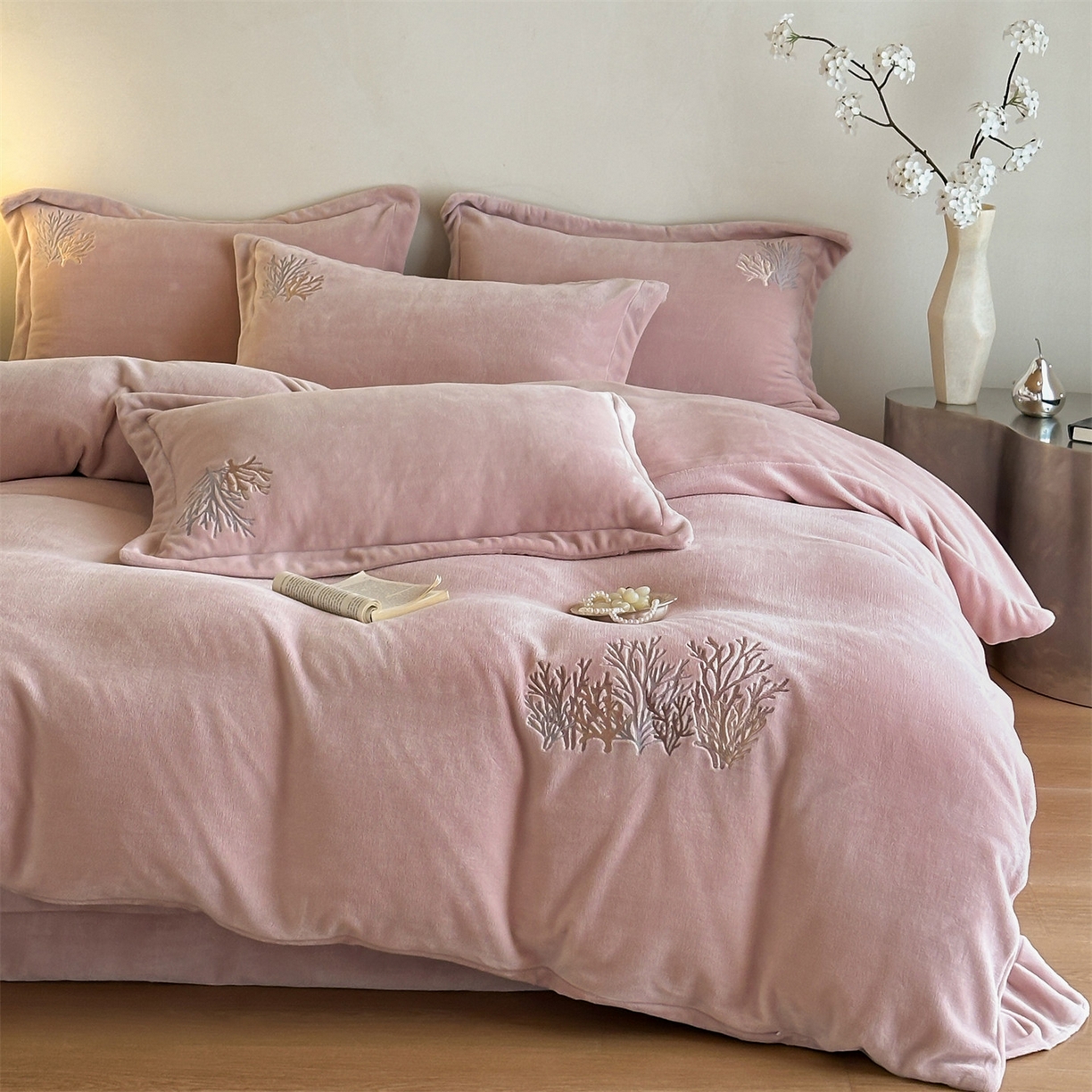 泽西家纺+V17798841158发大图 2025新品秋冬加厚保暖225克刺绣牛奶绒四件套-珊瑚 珊瑚-粉色
