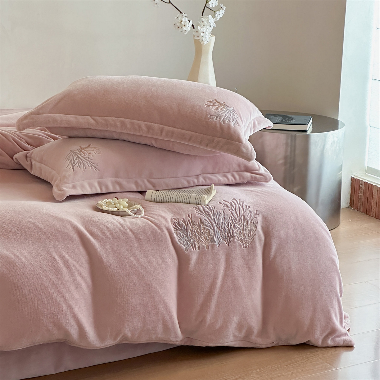 91家纺网 家纺一手货源 找家纺 泽西家纺+V17798841158发大图 2025新品秋冬加厚保暖225克刺绣牛奶绒四件套-珊瑚 珊瑚-粉色