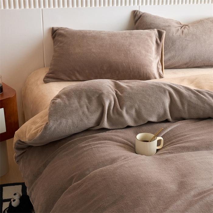 91家纺网 家纺一手货源 找家纺 乐居家纺 2025新款200克重纯色单面绒牛奶绒四件套 摩卡棕+奶油驼
