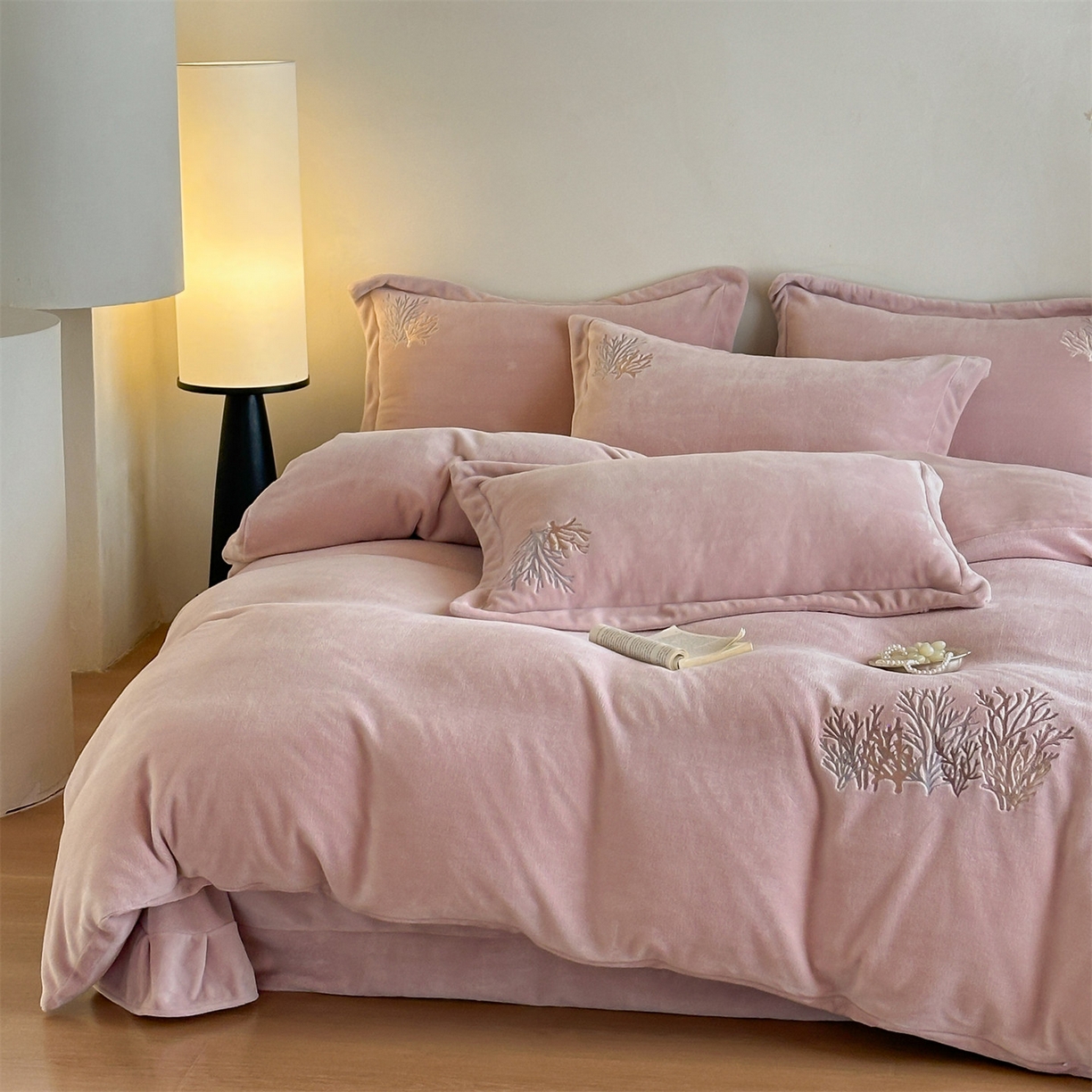 91家纺网 家纺一手货源 找家纺 泽西家纺+V17798841158发大图 2025新品秋冬加厚保暖225克刺绣牛奶绒四件套-珊瑚 珊瑚-粉色
