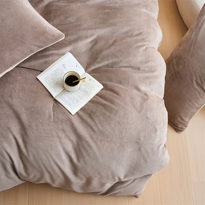 91家纺网 家纺一手货源 找家纺 乐居家纺 2025新款200克重纯色单面绒牛奶绒四件套 摩卡棕+奶油驼