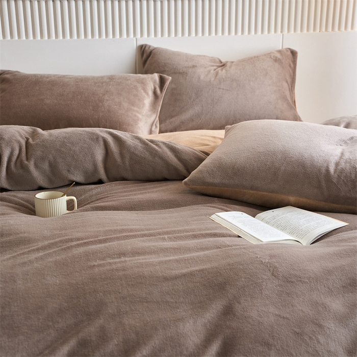 91家纺网 家纺一手货源 找家纺 乐居家纺 2025新款200克重纯色单面绒牛奶绒四件套 摩卡棕+奶油驼