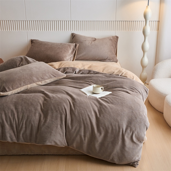 91家纺网 家纺一手货源 找家纺 乐居家纺 2025新款200克重纯色单面绒牛奶绒四件套 摩卡棕+奶油驼