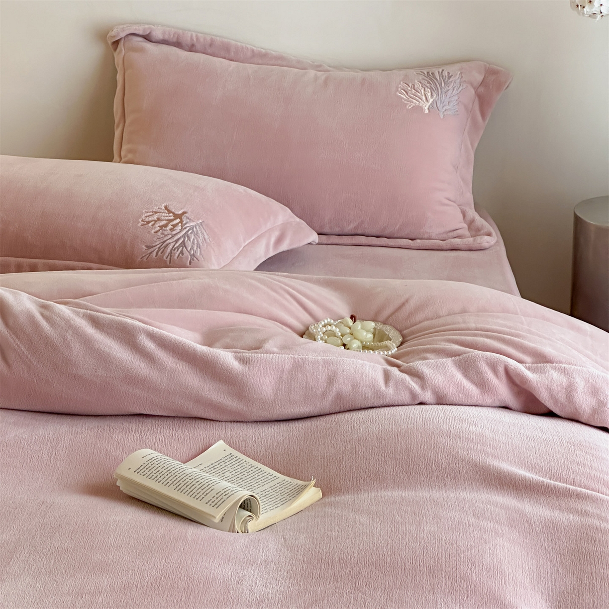 91家纺网 家纺一手货源 找家纺 泽西家纺+V17798841158发大图 2025新品秋冬加厚保暖225克刺绣牛奶绒四件套-珊瑚 珊瑚-粉色