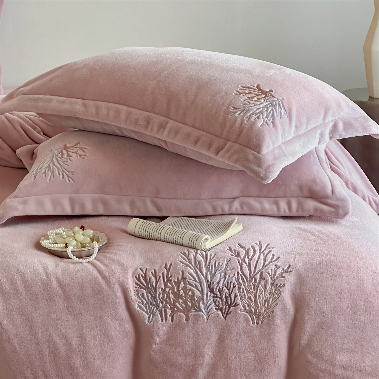 91家纺网 家纺一手货源 找家纺 泽西家纺+V17798841158发大图 2025新品秋冬加厚保暖225克刺绣牛奶绒四件套-珊瑚 珊瑚-粉色