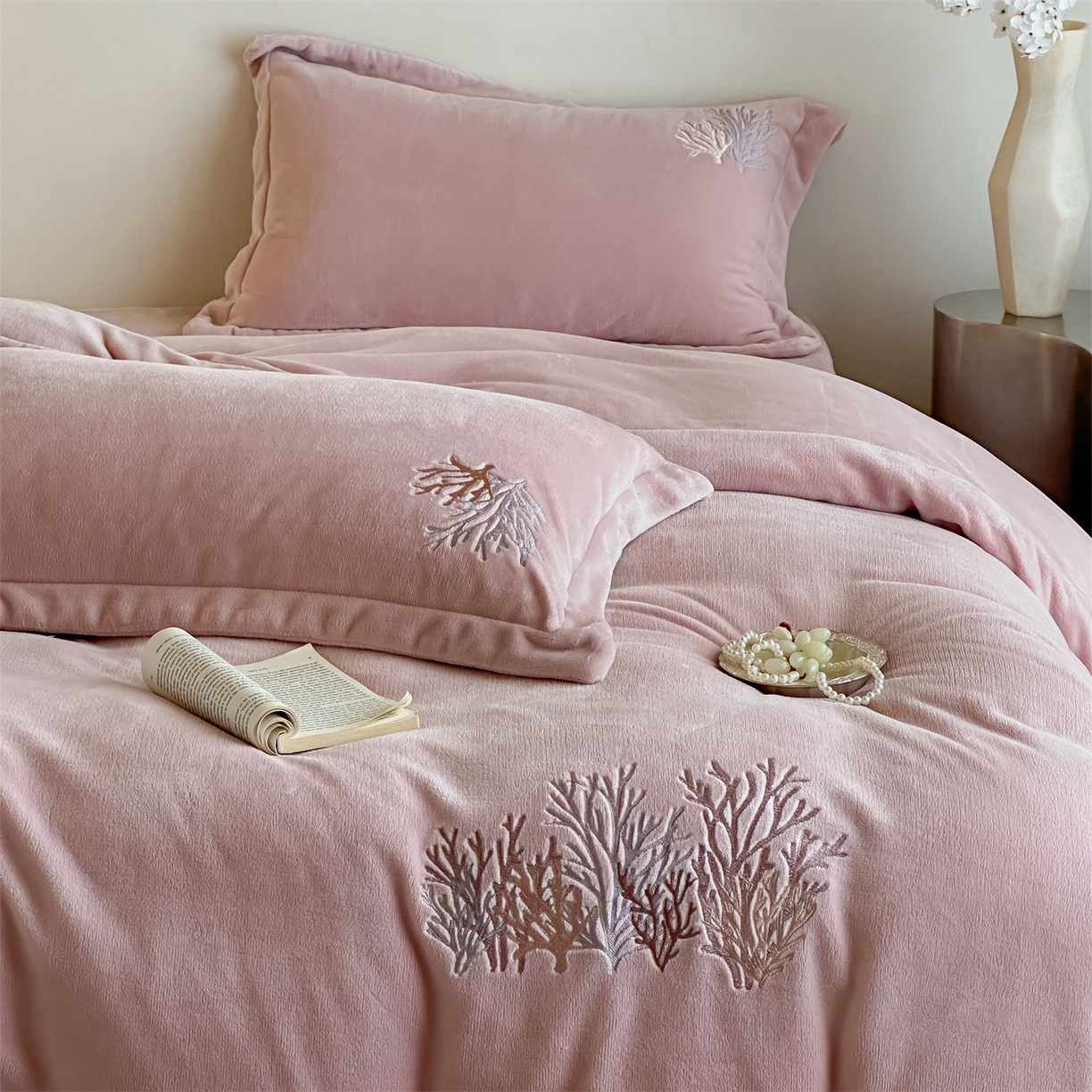 91家纺网 家纺一手货源 找家纺 泽西家纺+V17798841158发大图 2025新品秋冬加厚保暖225克刺绣牛奶绒四件套-珊瑚 珊瑚-粉色