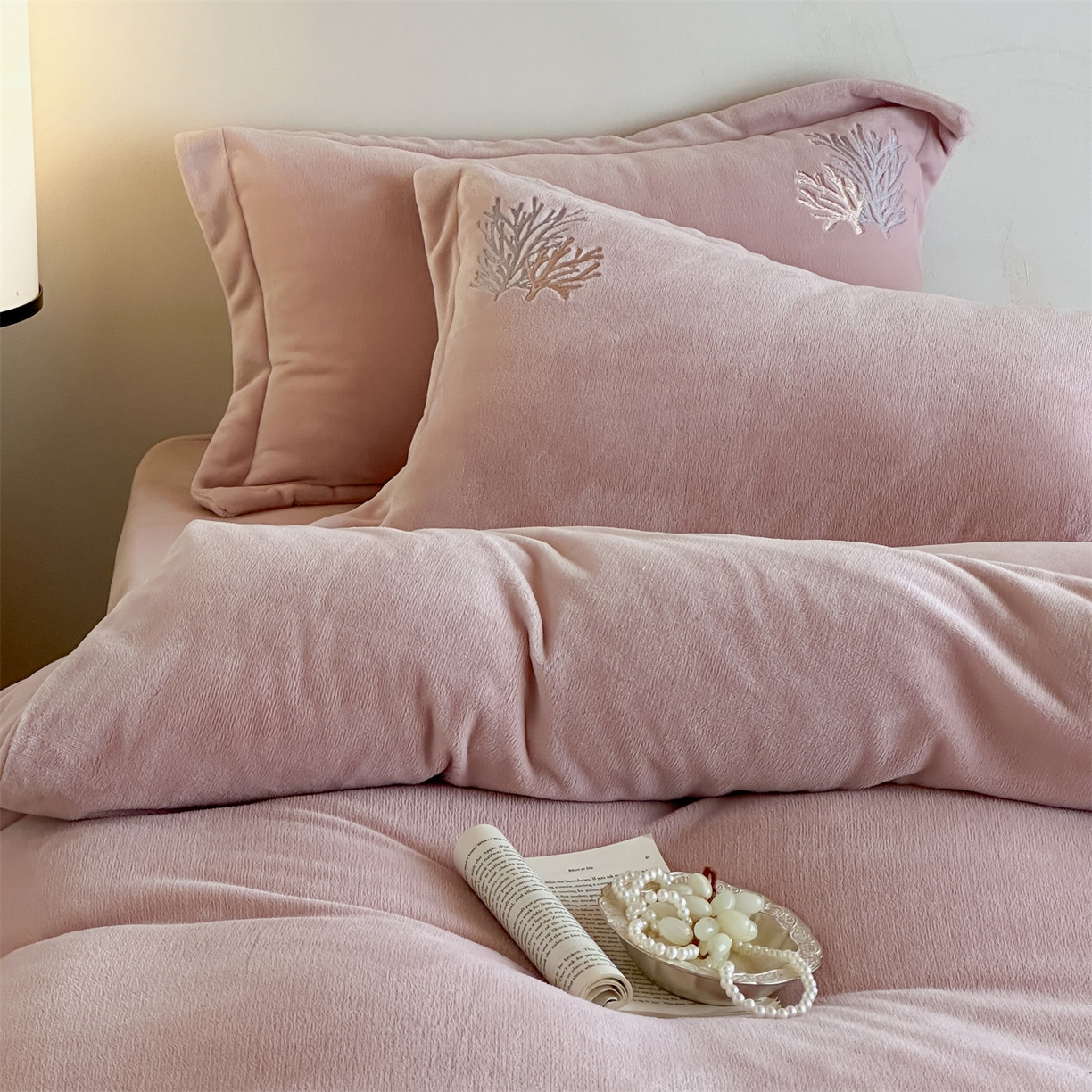 91家纺网 家纺一手货源 找家纺 泽西家纺+V17798841158发大图 2025新品秋冬加厚保暖225克刺绣牛奶绒四件套-珊瑚 珊瑚-粉色