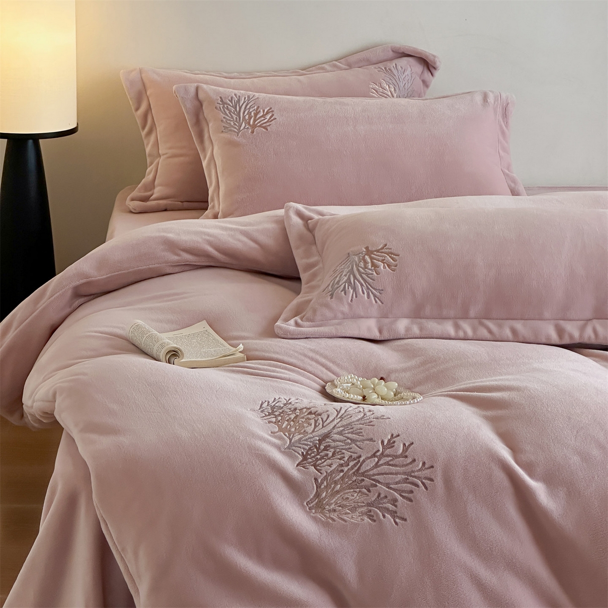 91家纺网 家纺一手货源 找家纺 泽西家纺+V17798841158发大图 2025新品秋冬加厚保暖225克刺绣牛奶绒四件套-珊瑚 珊瑚-粉色