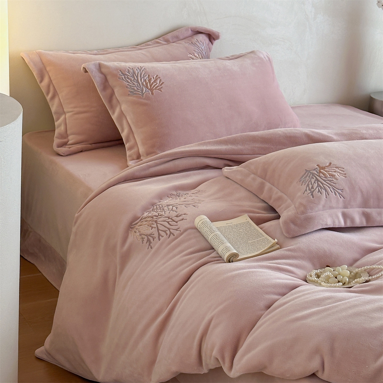 91家纺网 家纺一手货源 找家纺 泽西家纺+V17798841158发大图 2025新品秋冬加厚保暖225克刺绣牛奶绒四件套-珊瑚 珊瑚-粉色