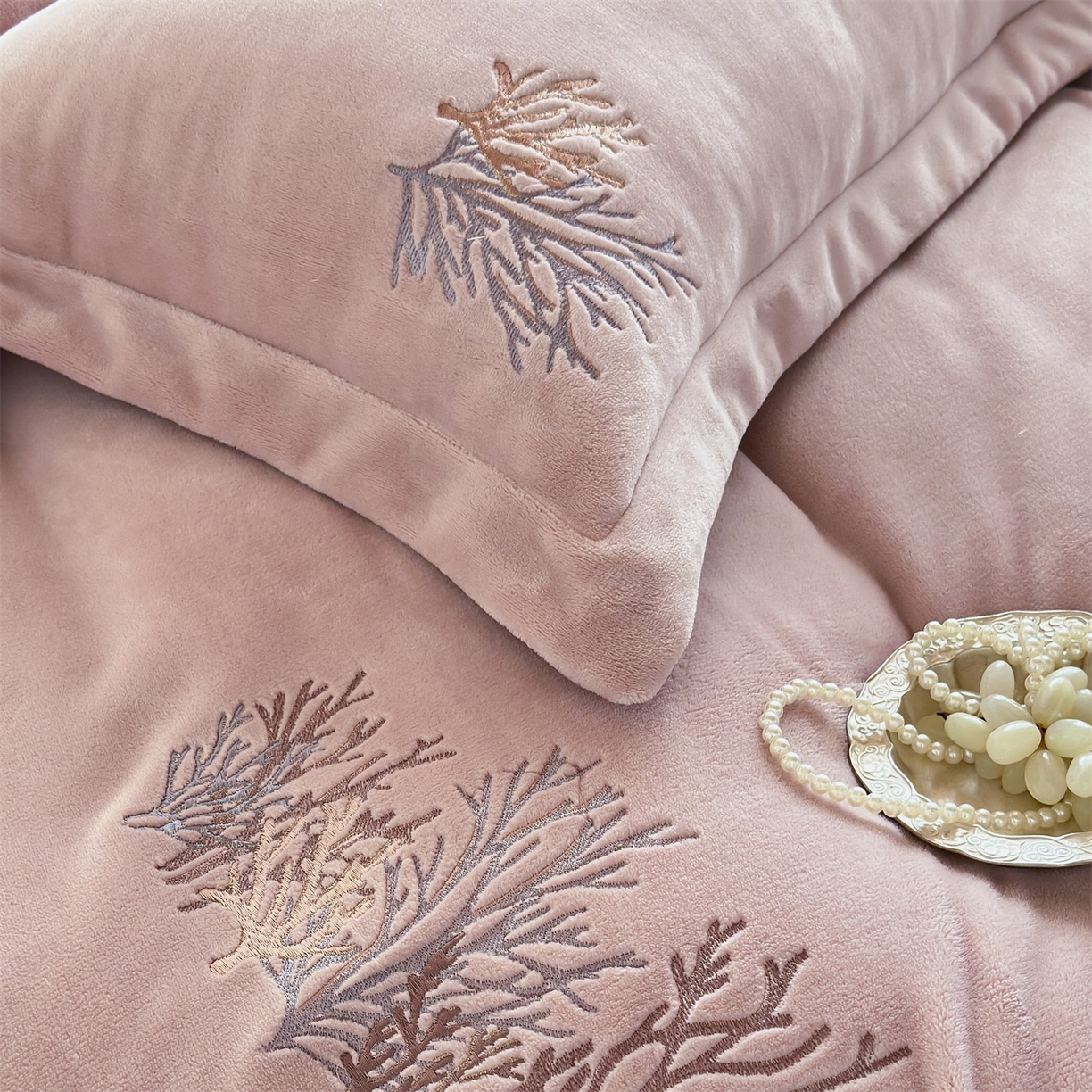 91家纺网 家纺一手货源 找家纺 泽西家纺+V17798841158发大图 2025新品秋冬加厚保暖225克刺绣牛奶绒四件套-珊瑚 珊瑚-粉色