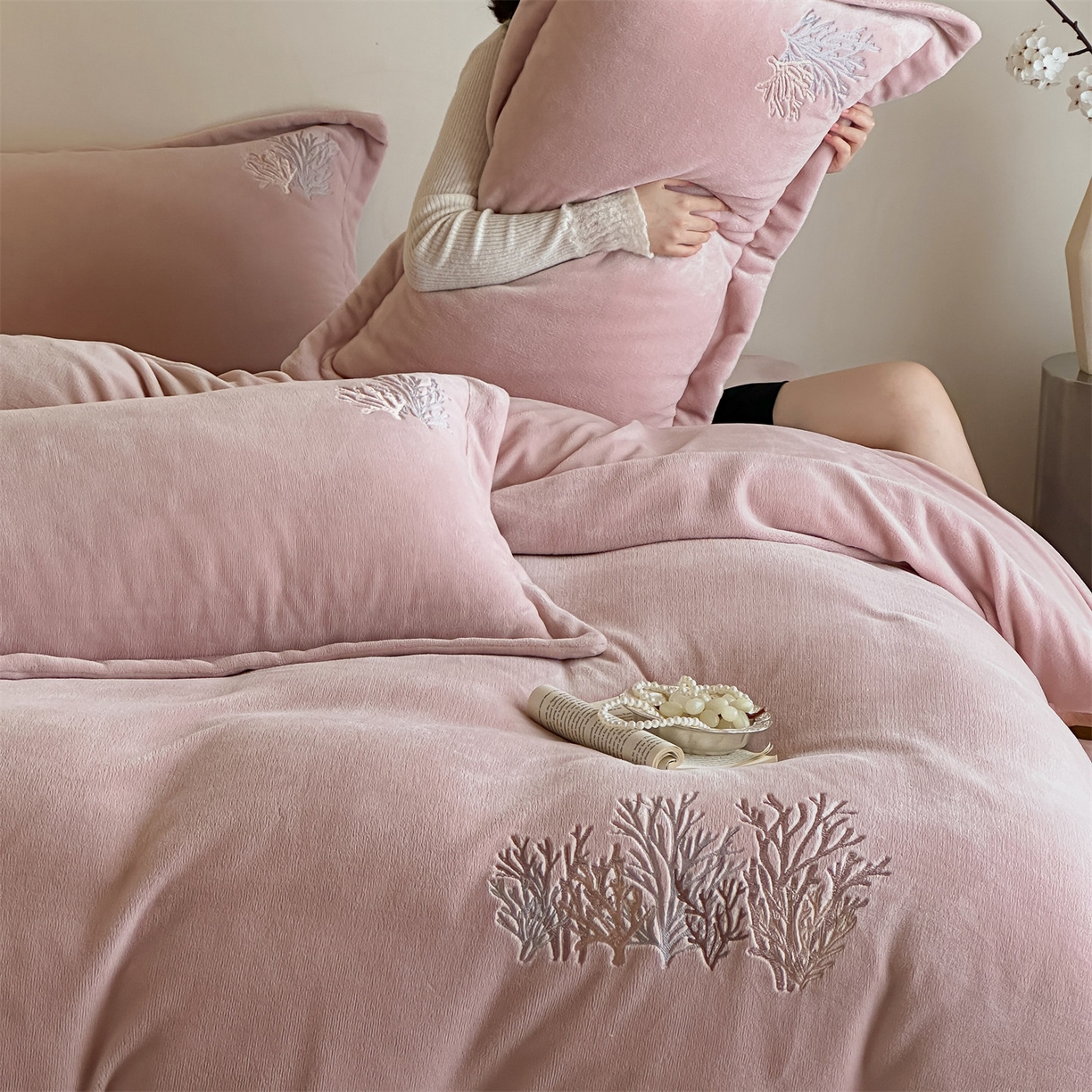 91家纺网 家纺一手货源 找家纺 泽西家纺+V17798841158发大图 2025新品秋冬加厚保暖225克刺绣牛奶绒四件套-珊瑚 珊瑚-粉色