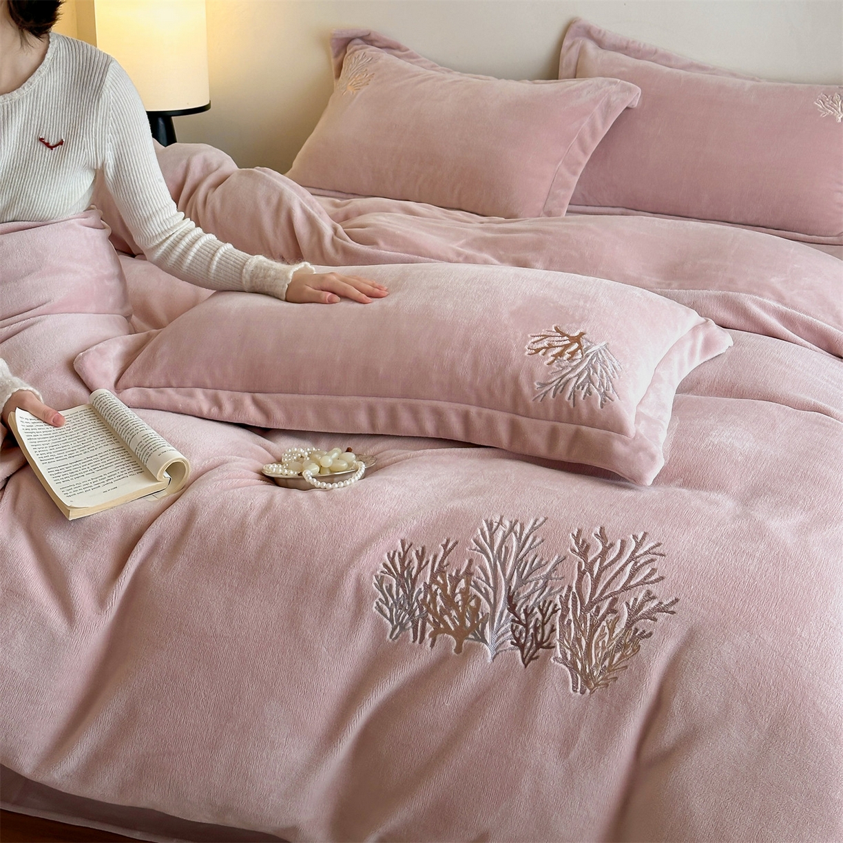 91家纺网 家纺一手货源 找家纺 泽西家纺+V17798841158发大图 2025新品秋冬加厚保暖225克刺绣牛奶绒四件套-珊瑚 珊瑚-粉色