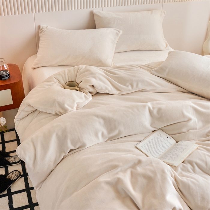 91家纺网 家纺一手货源 找家纺 乐居家纺 2025新款200克重纯色单面绒牛奶绒四件套 奶昔白