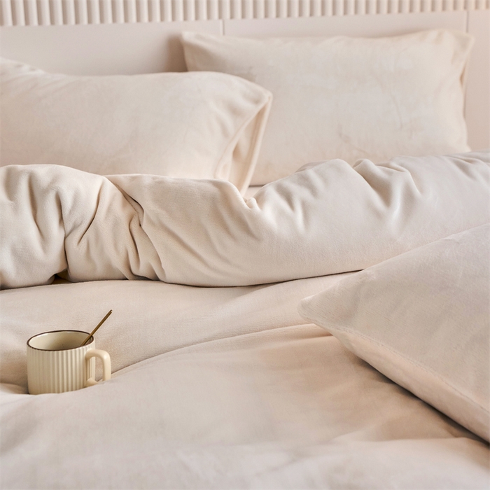 91家纺网 家纺一手货源 找家纺 乐居家纺 2025新款200克重纯色单面绒牛奶绒四件套 奶昔白