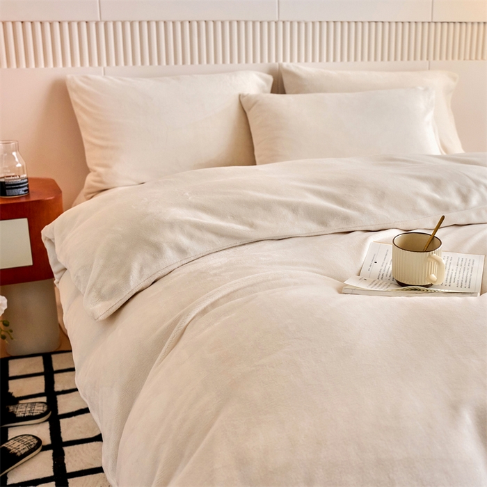 91家纺网 家纺一手货源 找家纺 乐居家纺 2025新款200克重纯色单面绒牛奶绒四件套 奶昔白