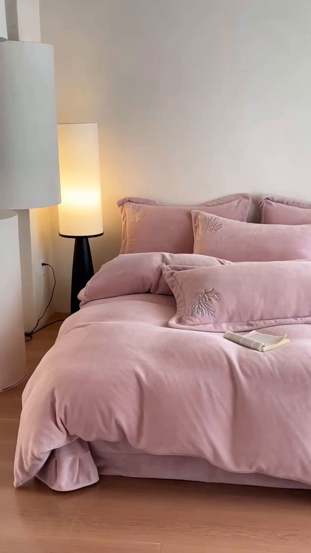 91家纺网 家纺一手货源 找家纺 泽西家纺+V17798841158发大图 2025新品秋冬加厚保暖225克刺绣牛奶绒四件套-珊瑚 珊瑚-粉色