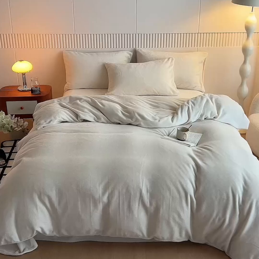 91家纺网 家纺一手货源 找家纺 乐居家纺 2025新款200克重纯色单面绒牛奶绒四件套 奶昔白