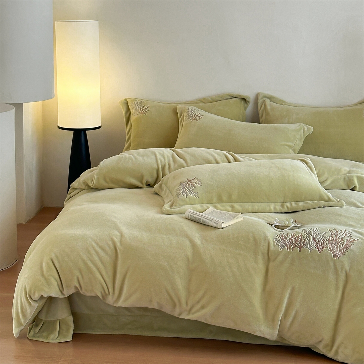 91家纺网 家纺一手货源 找家纺 泽西家纺+V17798841158发大图 2025新品秋冬加厚保暖225克刺绣牛奶绒四件套-珊瑚 珊瑚-姜黄