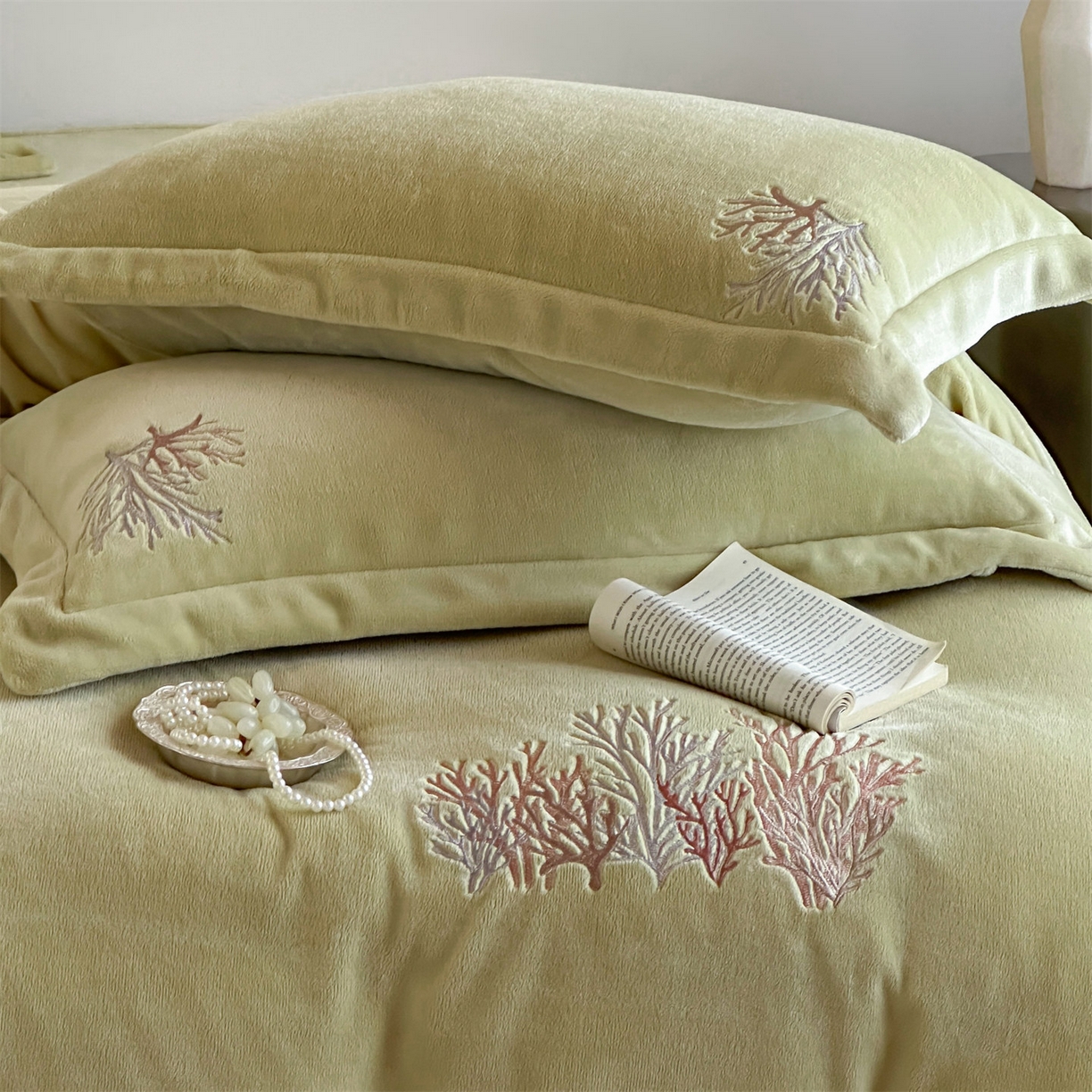 91家纺网 家纺一手货源 找家纺 泽西家纺+V17798841158发大图 2025新品秋冬加厚保暖225克刺绣牛奶绒四件套-珊瑚 珊瑚-姜黄