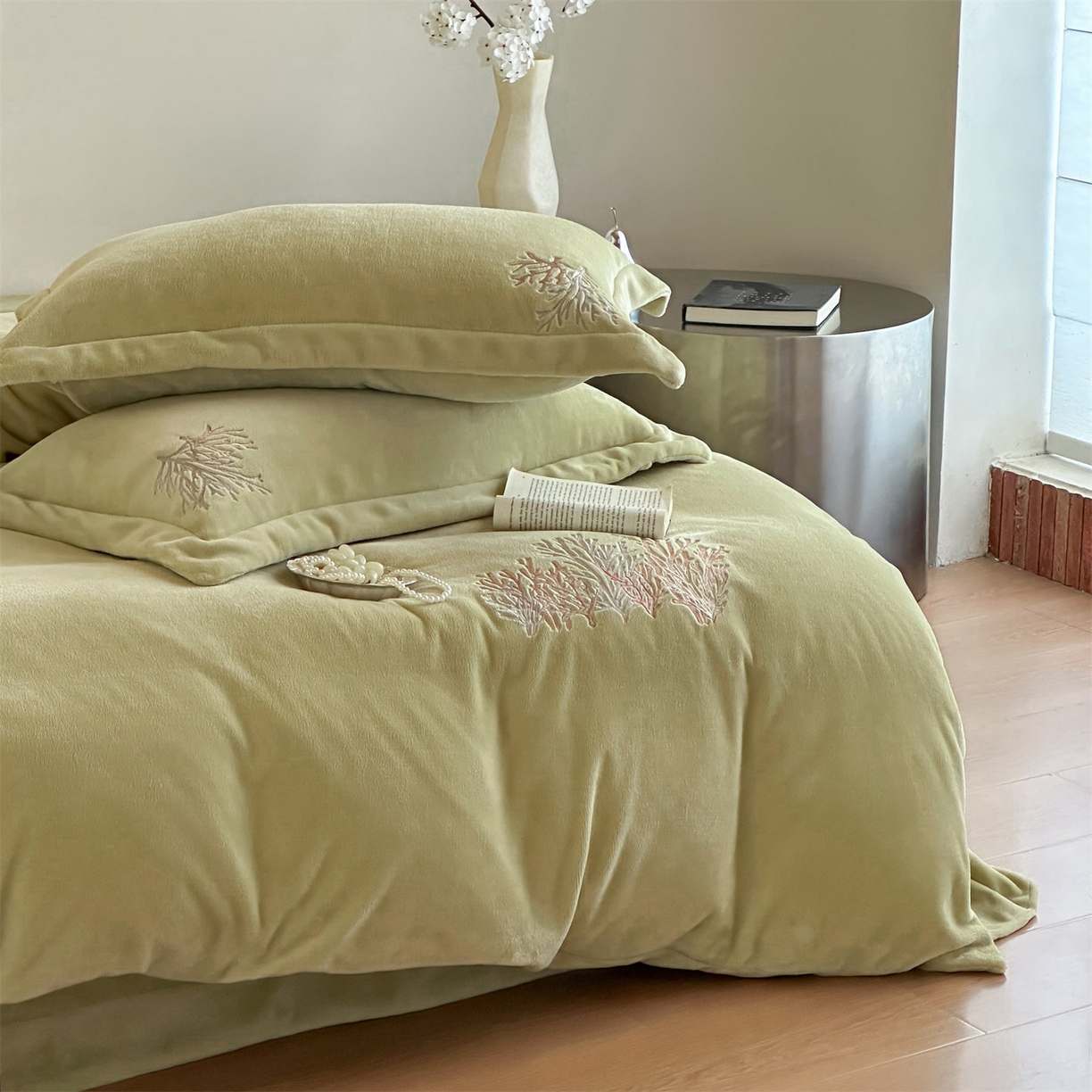 91家纺网 家纺一手货源 找家纺 泽西家纺+V17798841158发大图 2025新品秋冬加厚保暖225克刺绣牛奶绒四件套-珊瑚 珊瑚-姜黄