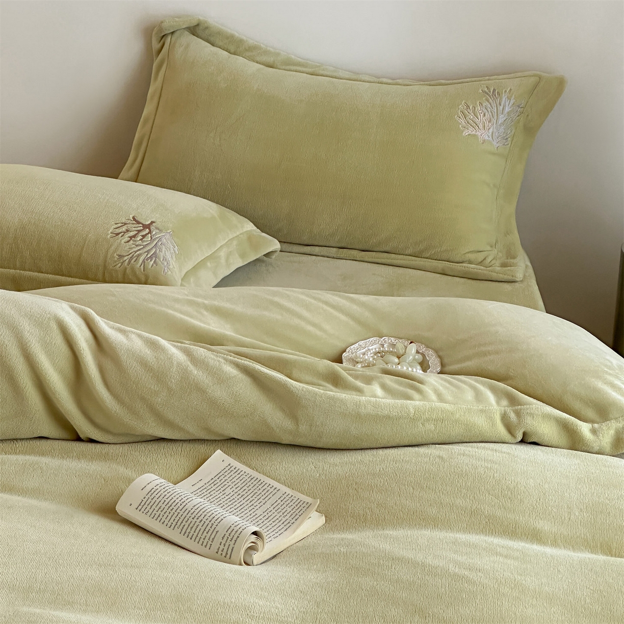 91家纺网 家纺一手货源 找家纺 泽西家纺+V17798841158发大图 2025新品秋冬加厚保暖225克刺绣牛奶绒四件套-珊瑚 珊瑚-姜黄