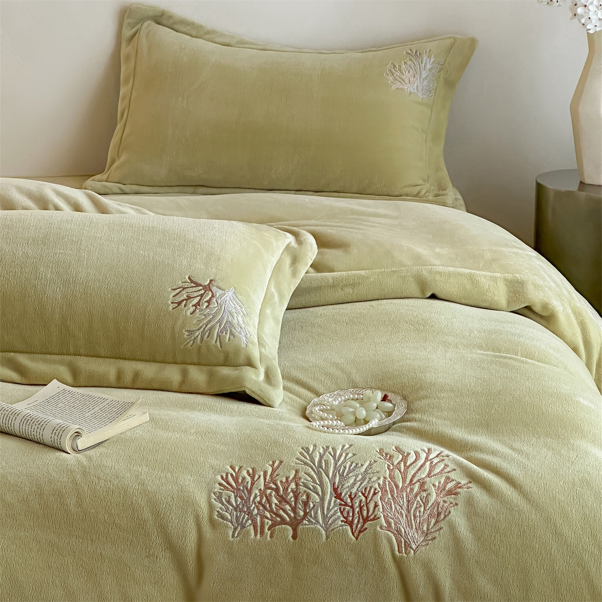 91家纺网 家纺一手货源 找家纺 泽西家纺+V17798841158发大图 2025新品秋冬加厚保暖225克刺绣牛奶绒四件套-珊瑚 珊瑚-姜黄